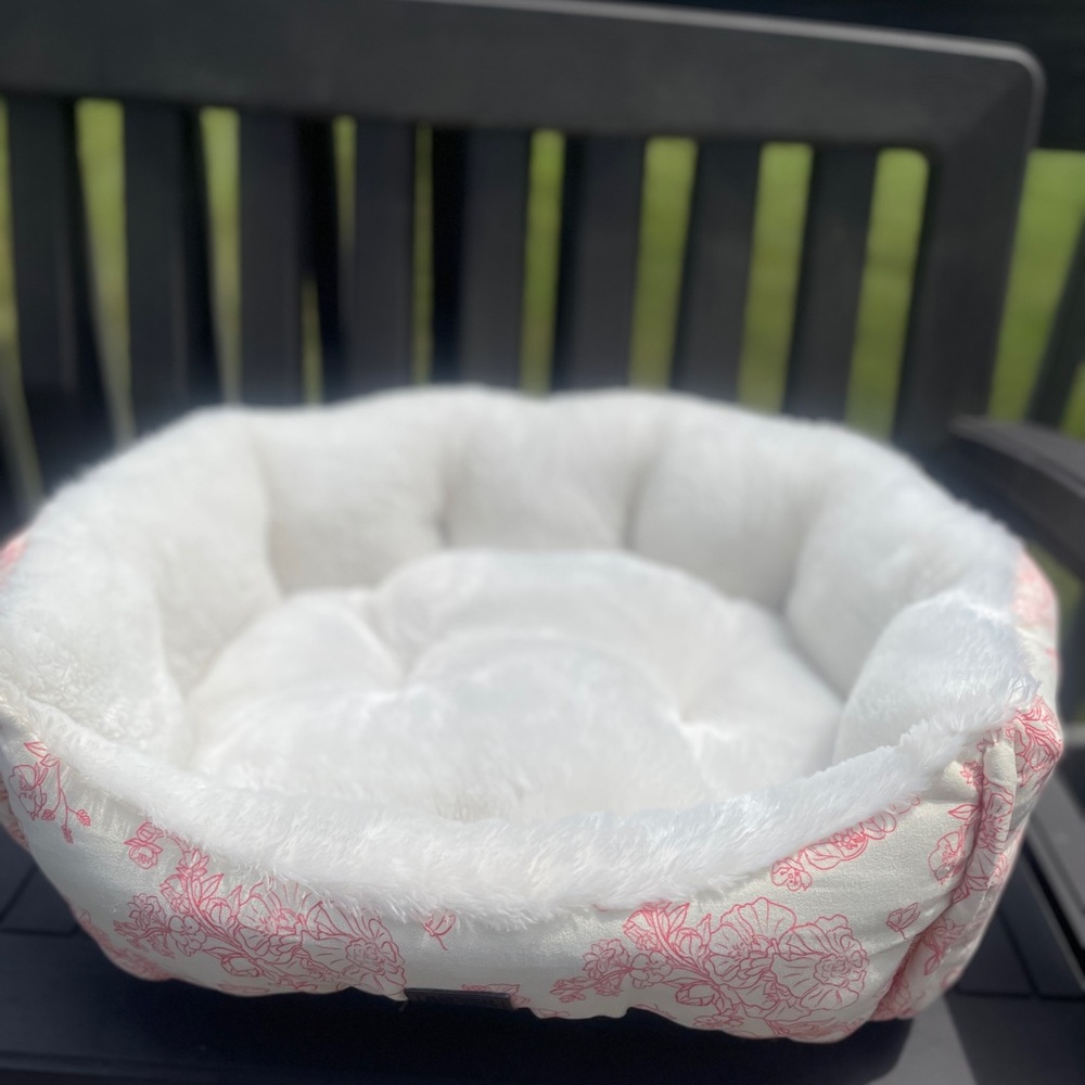 Like New Flower Cat Bed